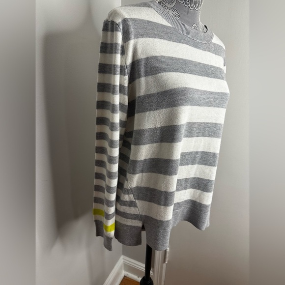 Women’s EV1 Grey And White Striped Large Pullover Lightweight Sweater. - Picture 8 of 11